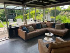 Posezení v ubytování 70 qm grosser gepflegter, ruhiger Bungalow, Strandnah mit großen, uneinsehbaren Garten, Terrassenüberdachung