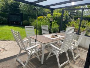 Zahrada ubytování 70 qm grosser gepflegter, ruhiger Bungalow, Strandnah mit großen, uneinsehbaren Garten, Terrassenüberdachung