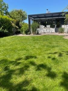 Zahrada ubytování 70 qm grosser gepflegter, ruhiger Bungalow, Strandnah mit großen, uneinsehbaren Garten, Terrassenüberdachung