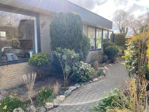 Zahrada ubytování 70 qm grosser gepflegter, ruhiger Bungalow, Strandnah mit großen, uneinsehbaren Garten, Terrassenüberdachung