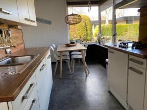 Kuchyň nebo kuchyňský kout v ubytování 70 qm grosser gepflegter, ruhiger Bungalow, Strandnah mit großen, uneinsehbaren Garten, Terrassenüberdachung