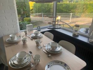 Fotografie z fotogalerie ubytování 70 qm grosser gepflegter, ruhiger Bungalow, Strandnah mit großen, uneinsehbaren Garten, Terrassenüberdachung v destinaci Sint Maartensvlotbrug