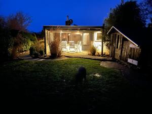 Zahrada ubytování 70 qm grosser gepflegter, ruhiger Bungalow, Strandnah mit großen, uneinsehbaren Garten, Terrassenüberdachung