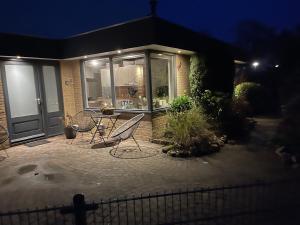 Patio nebo venkovní prostory v ubytování 70 qm grosser gepflegter, ruhiger Bungalow, Strandnah mit großen, uneinsehbaren Garten, Terrassenüberdachung