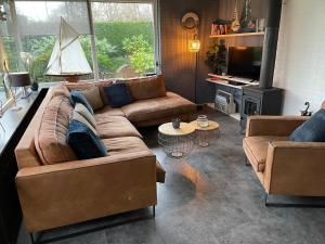 Posezení v ubytování 70 qm grosser gepflegter, ruhiger Bungalow, Strandnah mit großen, uneinsehbaren Garten, Terrassenüberdachung