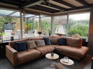 Posezení v ubytování 70 qm grosser gepflegter, ruhiger Bungalow, Strandnah mit großen, uneinsehbaren Garten, Terrassenüberdachung