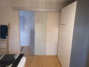Un dormitorio con una cama y un armario blanco. en Ferienhaus Möller, en Waldeck