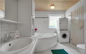 Ένα μπάνιο στο Holiday Home Vildrosevej Væggerløse Ix +18 φωτογραφίες