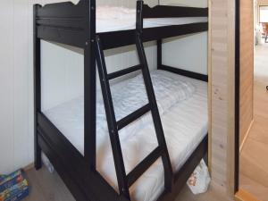 En eller flere senge i et værelse på 5 star holiday home in stokmarknes