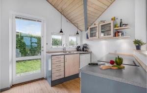 Kuchyň nebo kuchyňský kout v ubytování Three-Bedroom Holiday Home In Slagelse + 21 fotografií
