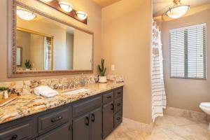 Ένα μπάνιο στο Sunset House Joshua Tree Infinity Pool Spa Views Hiking Trail +25 φωτογραφίες