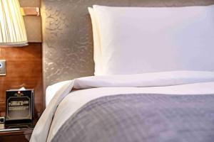 Postel nebo postele na pokoji v ubytování Zhaolin Grand Hotel