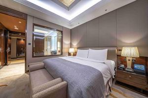 Postel nebo postele na pokoji v ubytování Zhaolin Grand Hotel