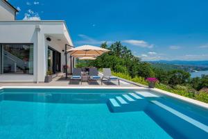 Bazén v ubytování Casa Marta with Pool and Sea View nebo v jeho okolí