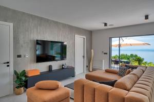 TV a/nebo společenská místnost v ubytování Casa Marta with Pool and Sea View