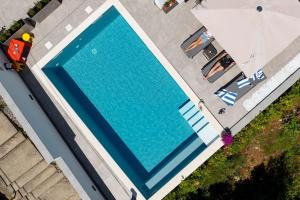 Bazén v ubytování Casa Marta with Pool and Sea View nebo v jeho okolí