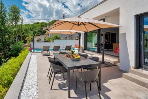 Bazén v ubytování Casa Marta with Pool and Sea View nebo v jeho okolí