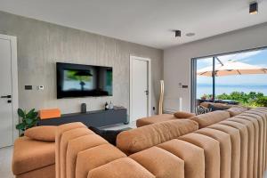TV a/nebo společenská místnost v ubytování Casa Marta with Pool and Sea View