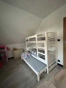 Un dormitorio con dos literas en una habitación. en Lipowa Nest, en Lipowa