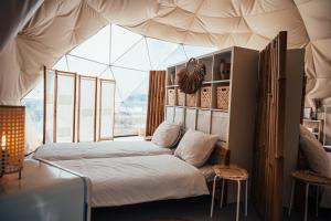 贝斯特Glamping Blessed - Adult Only的帐篷里有一张床的卧室