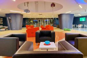 una hall con divani, sedie e un tavolo di Hotel Poseidon a Torre del Greco