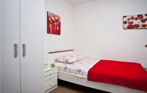 Posteľ alebo postele v izbe v ubytovaní Lovely Home In Okrug Gornji