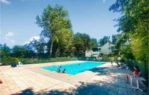 ein Schwimmbad mit Leuten, die um ihn herum sitzen in der Unterkunft 3 Bedroom Beautiful Home In Bredene in Bredene