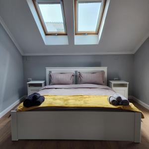 Postel nebo postele na pokoji v ubytování City Center Apartment -M