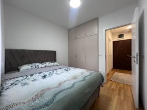 una camera con un grande letto e un armadio di Romanijska a Banja Luka