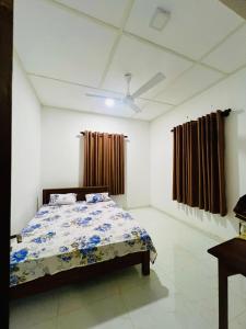 PolatagamaPolatagama Jungle Eco Resort的带一张床和两扇窗户的卧室