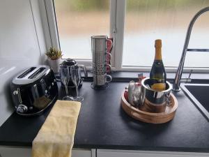 Dapur atau dapur kecil di Cosy Cottage By The Lake