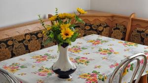 eine Vase voller Sonnenblumen auf einem Tisch in der Unterkunft Apartament Callatis in Mangalia