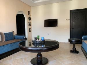 TV a/nebo společenská místnost v ubytování Appartement climatisé vue piscine - Lilacs garden CaboNegro