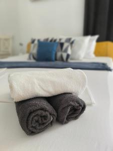 ein paar Handtücher auf dem Bett in der Unterkunft Apartments Jamice in Novi Vinodolski