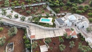 Bazén v ubytování Trulli Lisanna - Luxury Trulli With Private Pool nebo v jeho okolí