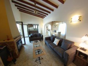 een woonkamer met een bank en een tv bij CASA CHOULOU Moraira in Moraira