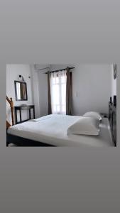 Postel nebo postele na pokoji v ubytování Kasos Almyra Beach Suites