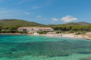 ein Resort am Strand mit Menschen im Wasser in der Unterkunft Hotel Punta Negra in Alghero