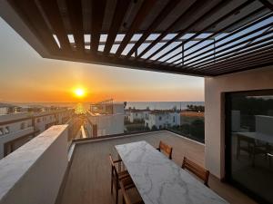 Balkón nebo terasa v ubytování Santa Barbara Seafront villas w jacuzzi pool