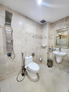 un baño con inodoro y lavabo en F F HOUSE Homestay, en Ho Chi Minh