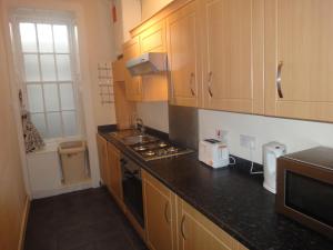 A kitchen or kitchenette at Heart Of Edinburgh City Flat
