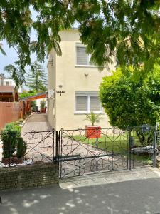 ケストヘイにあるPèterTünde Vendèghàzの家門