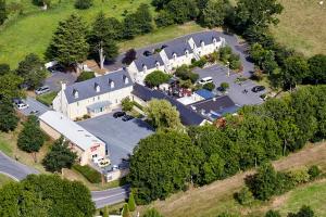 an overhead view of a church with a parking lot at L'Overlord , meublé de tourisme in Colleville-sur-Mer