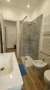 een badkamer met douche, wastafel en toilet bij Conca del Sole in Rapallo +29 foto's
