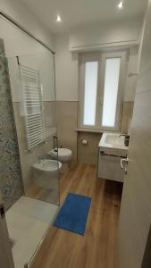 een badkamer met een douche, een toilet en een wastafel bij Conca del Sole in Rapallo