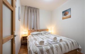 Postel nebo postele na pokoji v ubytování Beautiful Apartment In Sinj With Wifi