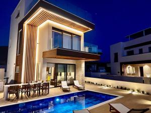 Bazén v ubytování Santa Barbara Seafront villas w jacuzzi pool nebo v jeho okolí