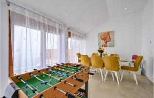 una stanza con un biliardino e sedie gialle di 3 Bedroom Cozy Home In Vinica a Vinica
