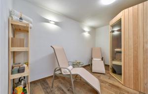 una camera con sedia e scrivania di 3 Bedroom Cozy Home In Vinica a Vinica
