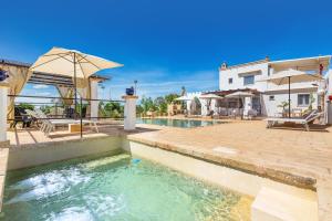 een zwembad in een villa met een huis bij Tenuta La Cornola by BarbarHouse in Taurisano